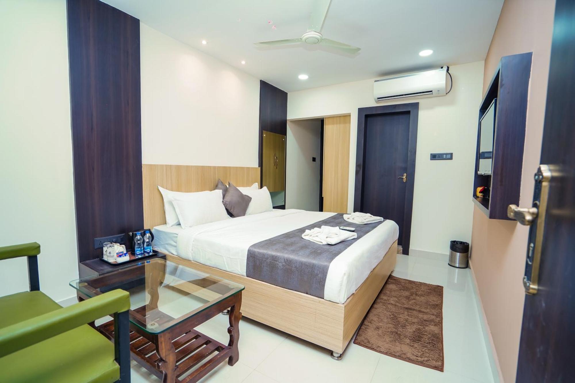 Hotel Middleton Nxt Μπουμπάνεσβαρ Εξωτερικό φωτογραφία