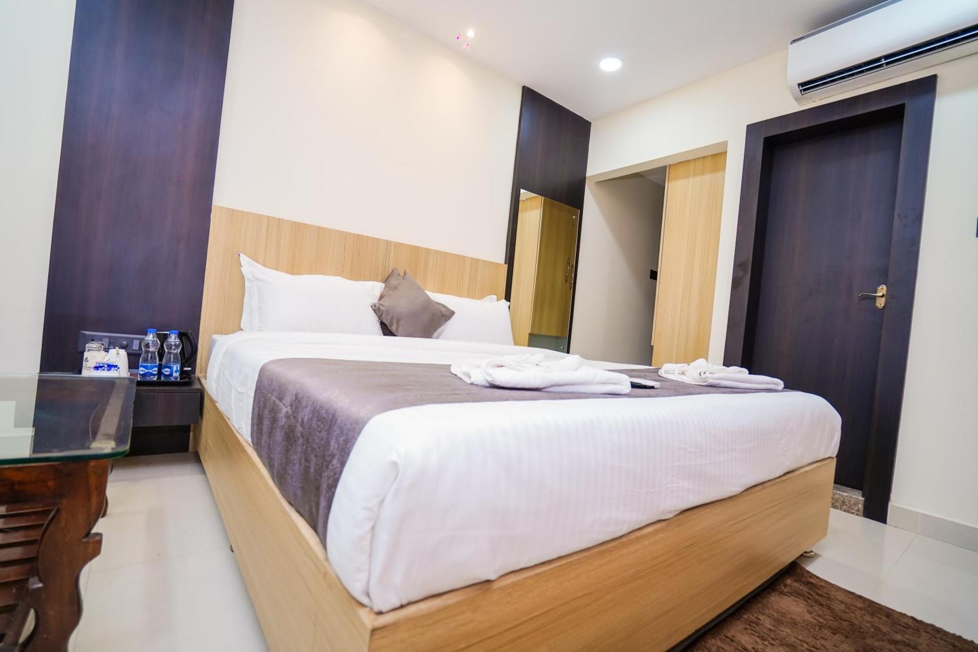 Hotel Middleton Nxt Μπουμπάνεσβαρ Εξωτερικό φωτογραφία
